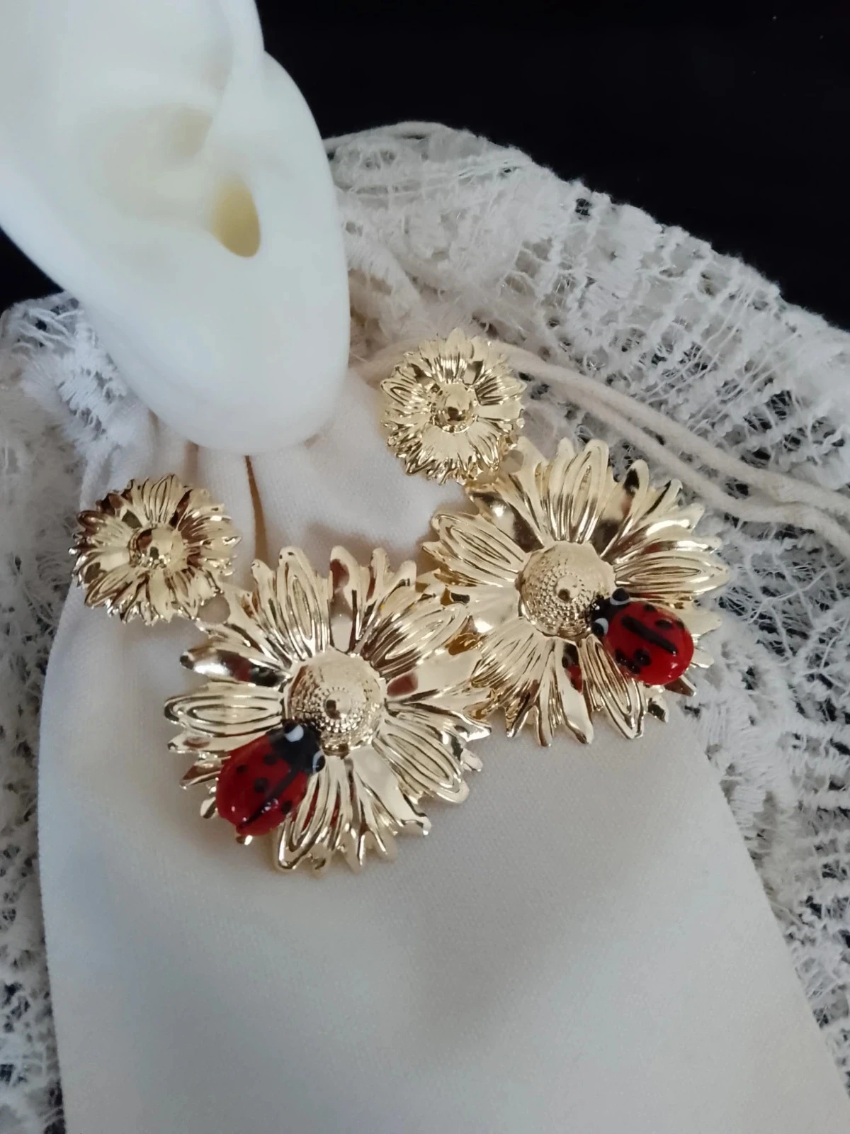 Gouden bloem en lieveheersbeestje oorbellen – photo 2